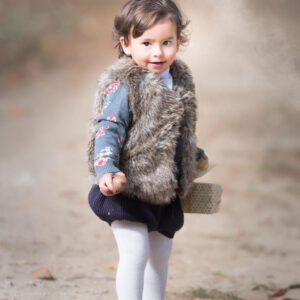 Bimba nel bosco