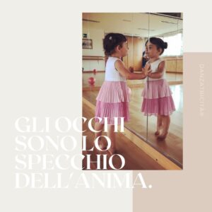 bambina allo specchio che danza