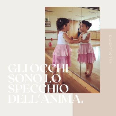 bambina allo specchio che danza